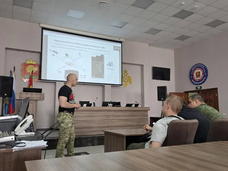 Инструктор у экрана рассказывает о задачах БПЛА