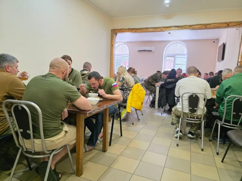 Участники курса обедают в столовой